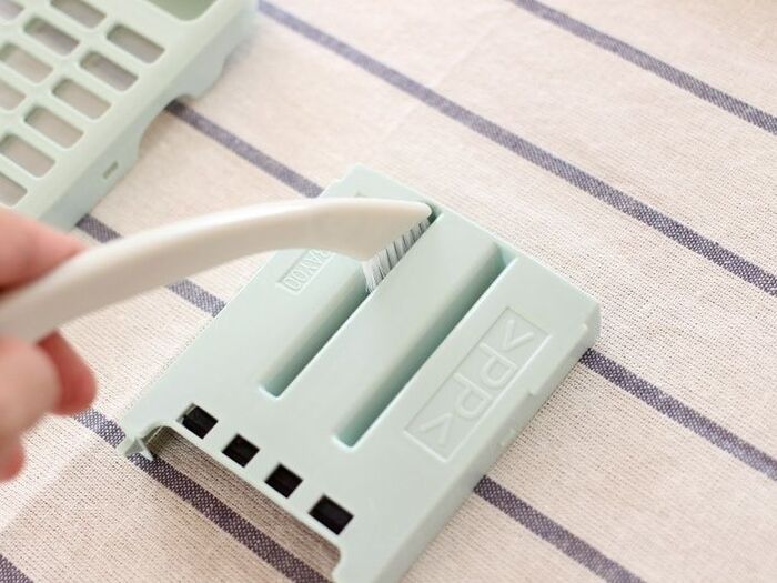 極細ブラシですき間掃除