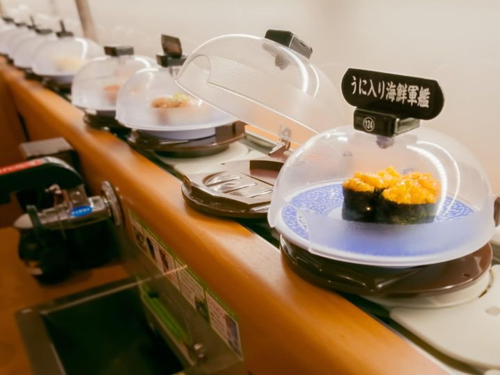 くら寿司公式Xは3月30日に投稿を更新。人気作品とのコラボレーションを予告する投稿が話題を集めています。（サムネイル画像出典：PIXTA）