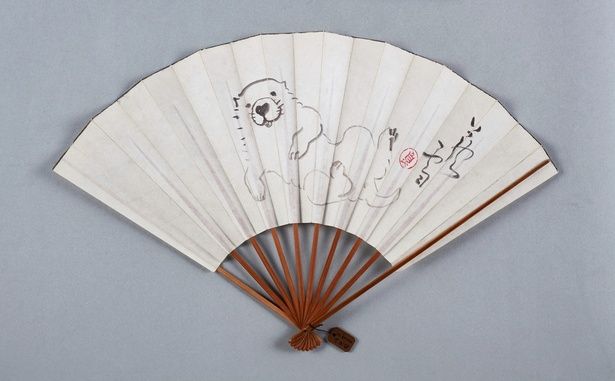 長沢蘆雪《狗児図扇面》本間美術館 前期展示 画像提供：府中市美術館