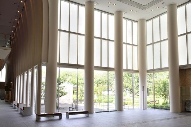 府中市美術館1階エントランス 画像提供：府中市美術館