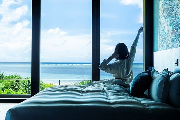 「星のや沖縄」は全室オーシャンフロントで西向きの客室は朝日が届く