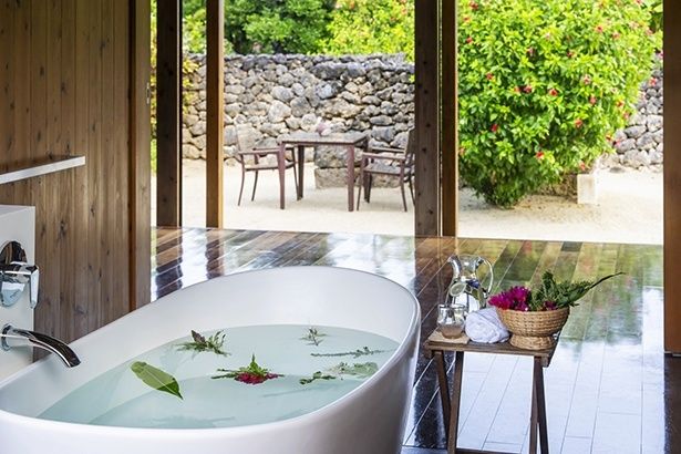 風が吹き抜ける客室で楽しむ、命草を浮かべた湯船