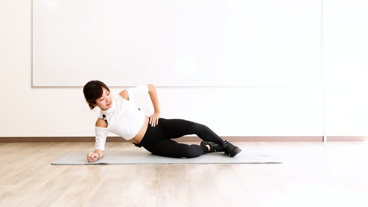 サイドプランクニーアップのやり方1_横向きの状態で肘をく。その後、上側の足を伸ばして体を支える