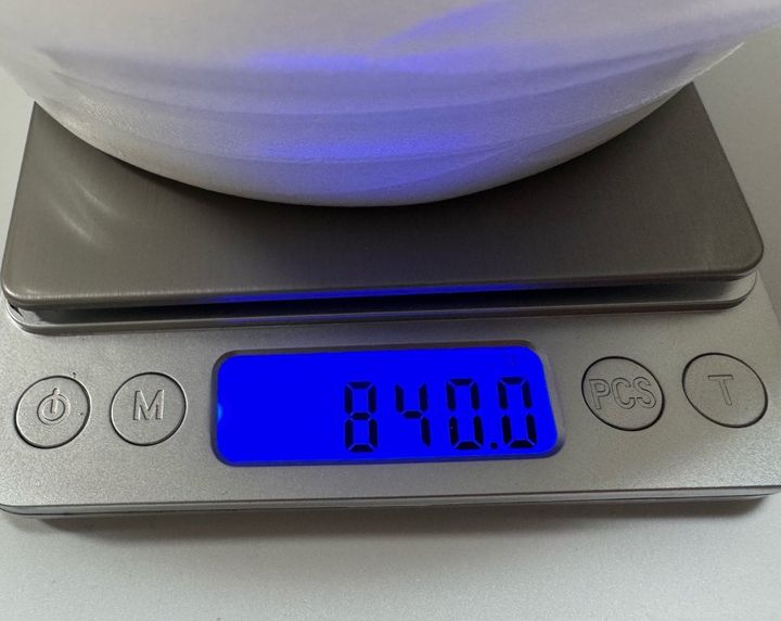 重さを測ってみるとなんと840g！？