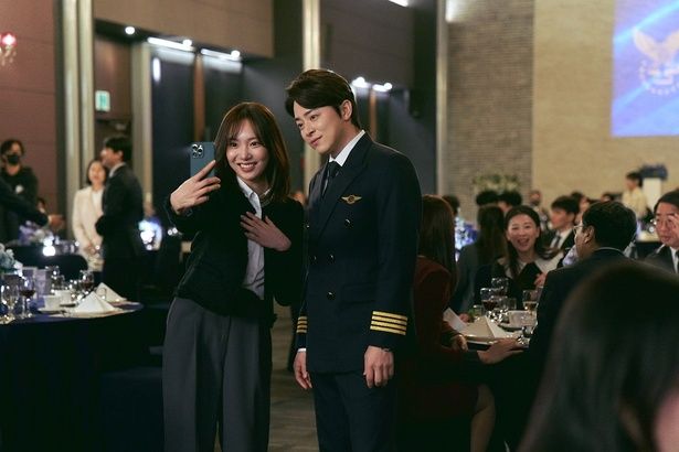 写真をせがまれるほどのスターパイロットだったが… ©2024 LOTTE ENTERTAINMENT, SOLAIRE PARTNERS LLC, SHOTCAKE Corp.,MOVIEROCK Inc., All Rights Reserved.