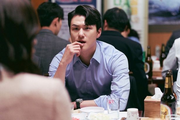 いつも慕ってくれていた後輩の態度も変わって…⁉ ©2024 LOTTE ENTERTAINMENT, SOLAIRE PARTNERS LLC, SHOTCAKE Corp.,MOVIEROCK Inc., All Rights Reserved.