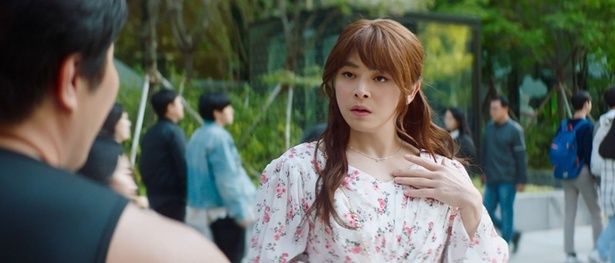 女性の姿で街を歩いてみると声をかけられて…⁉ ©2024 LOTTE ENTERTAINMENT, SOLAIRE PARTNERS LLC, SHOTCAKE Corp.,MOVIEROCK Inc., All Rights Reserved.