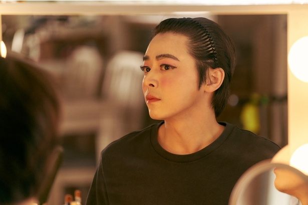 妹のメイク道具で変身することに ©2024 LOTTE ENTERTAINMENT, SOLAIRE PARTNERS LLC, SHOTCAKE Corp.,MOVIEROCK Inc., All Rights Reserved.