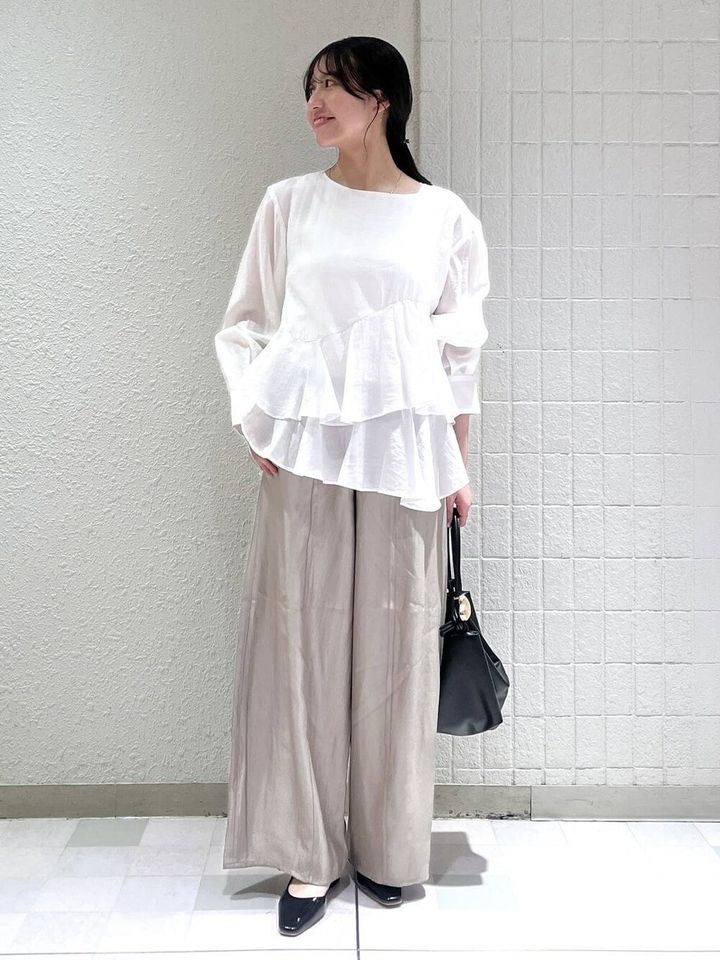 ウエストがほっそり見える白のペプラムブラウス 出典：WEAR