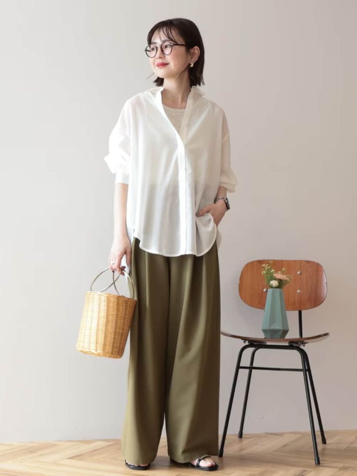 きれいめにもカジュアルにも着られるシンプルな白シャツは万能 出典：WEAR