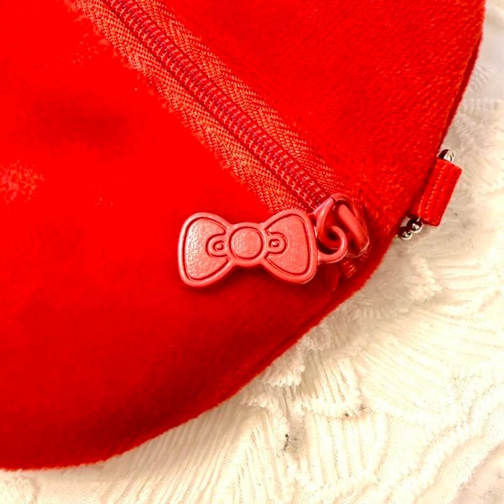 ファスナーチャームもリボンなのが、めっちゃツボ！