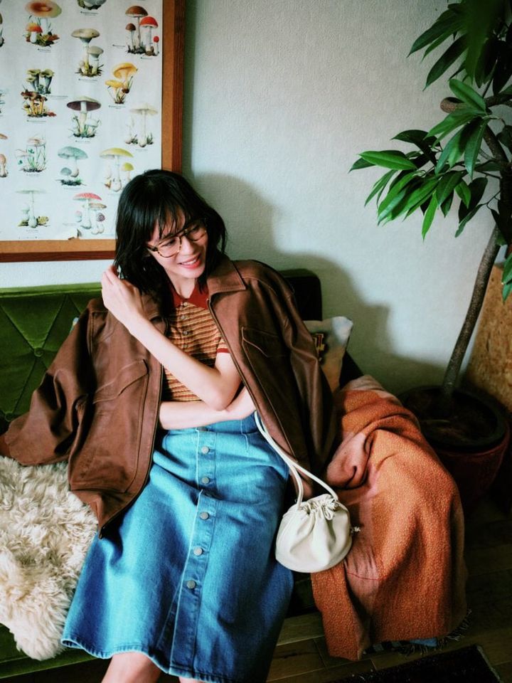 レザー×デニムスカートでヴィンテージ風にまとめて