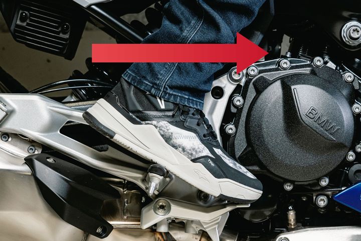 ステップワークで走りが変わる！疲れにくく正確な操作を生む「足元の置き場」｜ツーリング上達のための“姿勢”