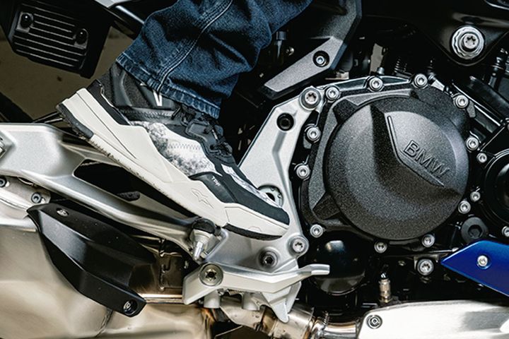 ステップワークで走りが変わる！疲れにくく正確な操作を生む「足元の置き場」｜ツーリング上達のための“姿勢”