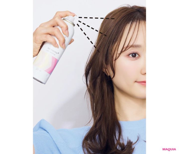 「リファカールアイロン プロ」使った多幸感×今どきニュアンス巻き 耳上の髪にツヤ出しスプレーを