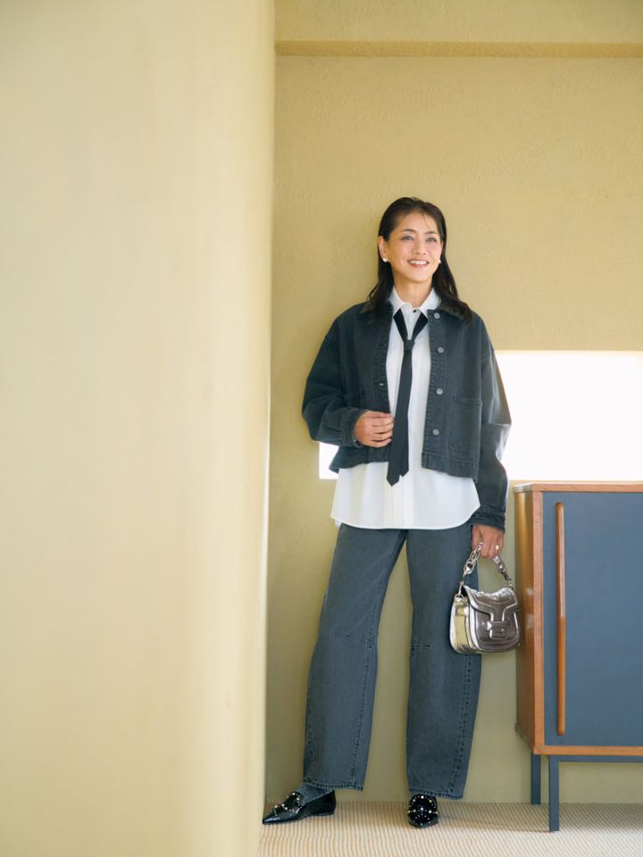 デニムパンツ¥2,990／ジーユー、デニムジャケット¥14,850／アバハウス マヴィ、タイつきシャツ¥19,800／ルージュ・ヴィフ（ともにアバハウスインターナショナル オンラインストア）、バッグ¥220,000／ピエール アルディ（ピエール アルディ 東京）、シューズ¥47,300／プリティ・バレリーナ（F.E.N.）、イヤリング¥19,800／アビステ、リング¥33,440／スタッシュ・ジュエリー（ズットホリック）、靴下¥880／靴下屋（タビオ）