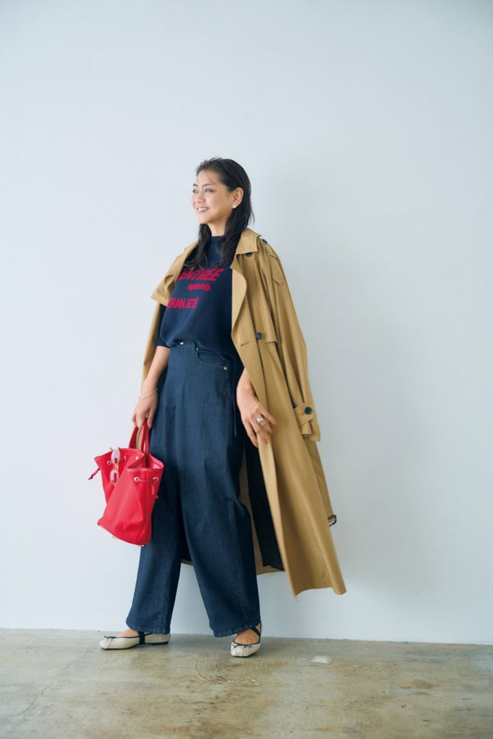 デニムパンツ¥9,990／アンフィーロ、ニット¥15,950／ルージュ・ヴィフ アンナ、トレンチコート¥59,400／ルージュ・ヴィフ（ともにアバハウスインターナショナル オンラインストア）、バッグ¥27,900／トゥテイエ、シューズ¥47,300／プリティ・バレリーナ（F.E.N.）、バッグにかけたサングラス ¥49,500／アイヴァン（アイヴァン 東京ギャラリー）、ピアス¥9,900／アビステ、バングル¥187,000／ウノアエレ、リング¥25,300／ウノアエレシルバーコレクション（ともにウノアエレ ジャパン）