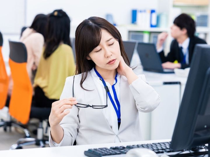 【カイロプラクティック理学士が回答】長時間のデスクワークなどによる座りっぱなしの生活は危険です。座りっぱなしはどのような健康リスクを招くのか、分かりやすく回答します。