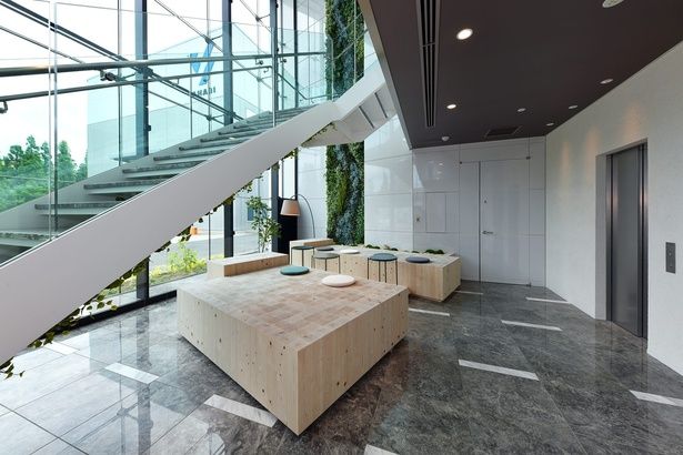 窓の外に緑を望む、開放的なリフレッシュラウンジ