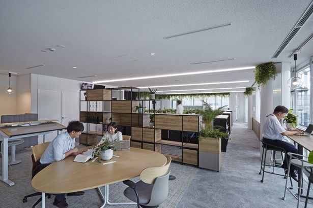 執務エリアには体を動かせるイスなど、健康配慮型家具を設置