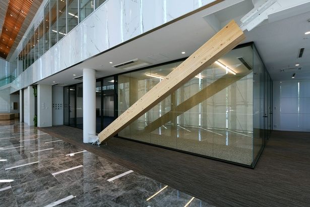 建物の一部には集成材と鋼材のハイブリッド素材であるY’s木鋼ブレースを使用し、耐震性を強化