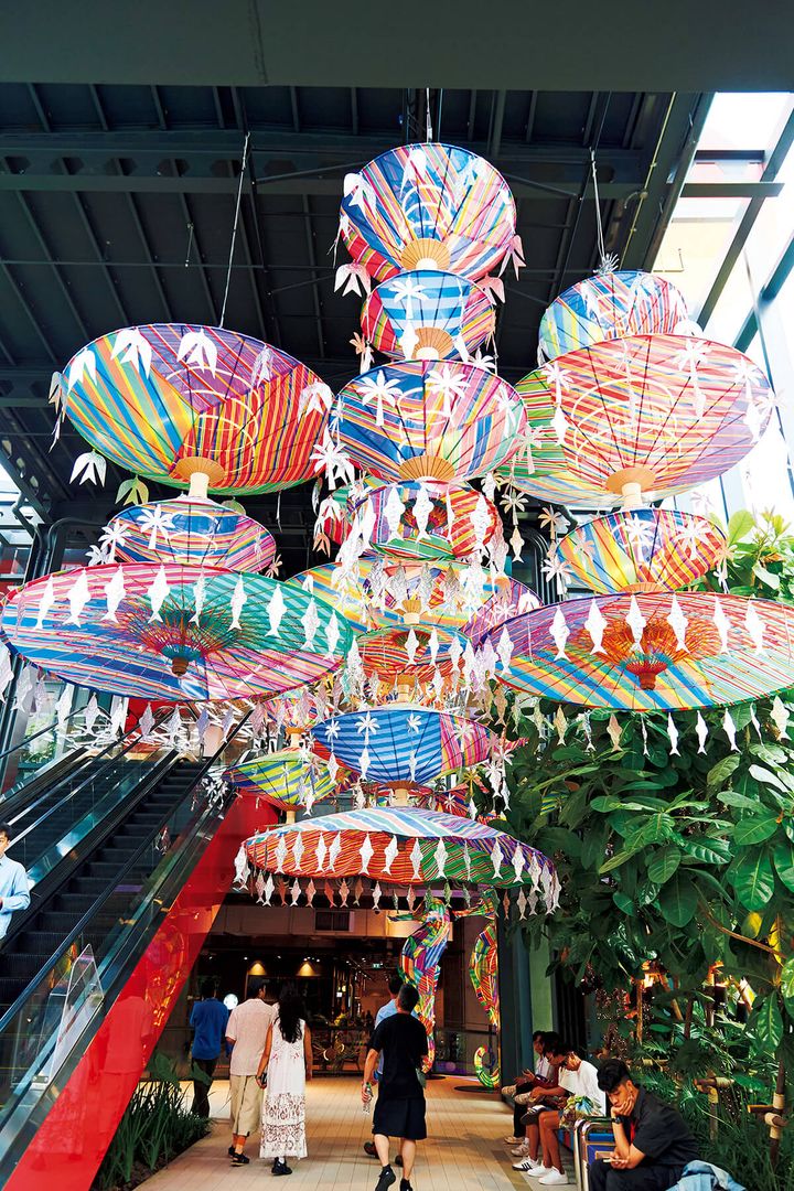 バンコク〈エムスフィア〉アンブレラ形シャンデリア