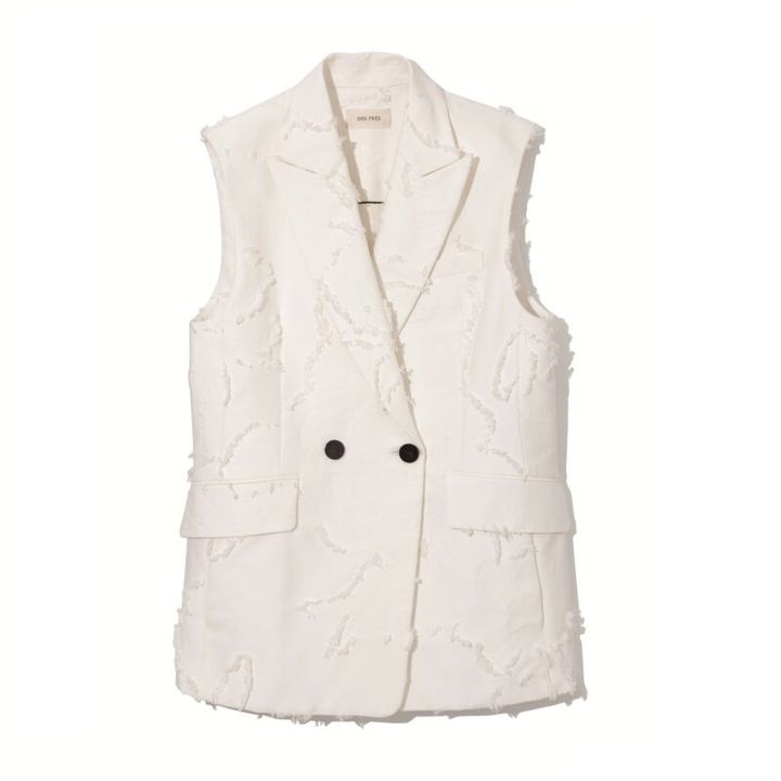 立体的なフリンジジャガードの花柄が華やか。白を大人っぽくモダンに着こなすキーピースに。