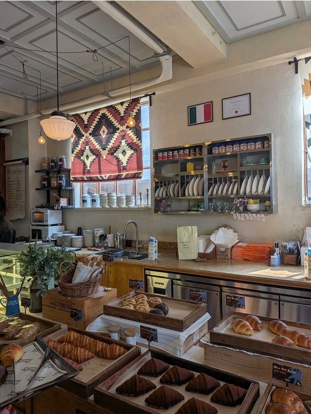 手前でパンを購入し、奥にカフェスペースが