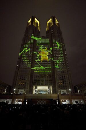 【東京都新宿区】都庁舎で楽しむ光と音の大迫力アート！「ポケモンカードゲーム TOKYO LUMINOUS NIGHT」上映