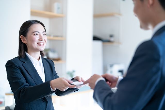 名刺交換する女性