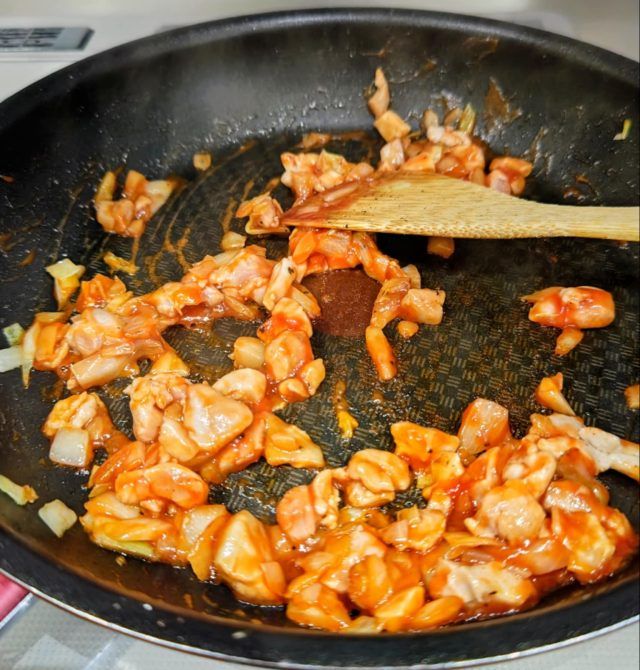 材料をフライパンで炒める