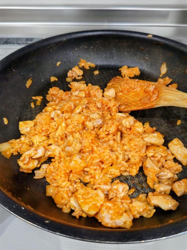 フライパンにご飯を加える