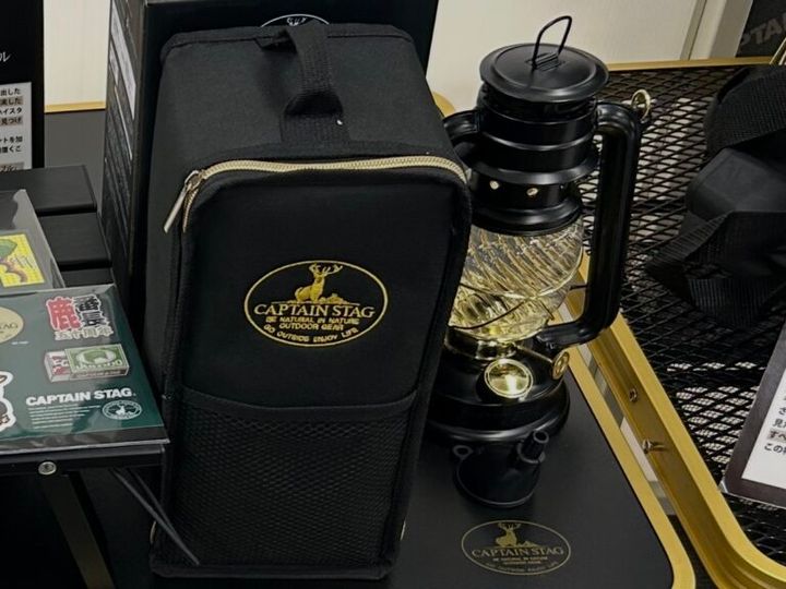 「キャプテンスタッグ」50周年記念製品＆新製品を厳選紹介50周年記念アイテム「オイルランタン（ケース・ロートセット）」