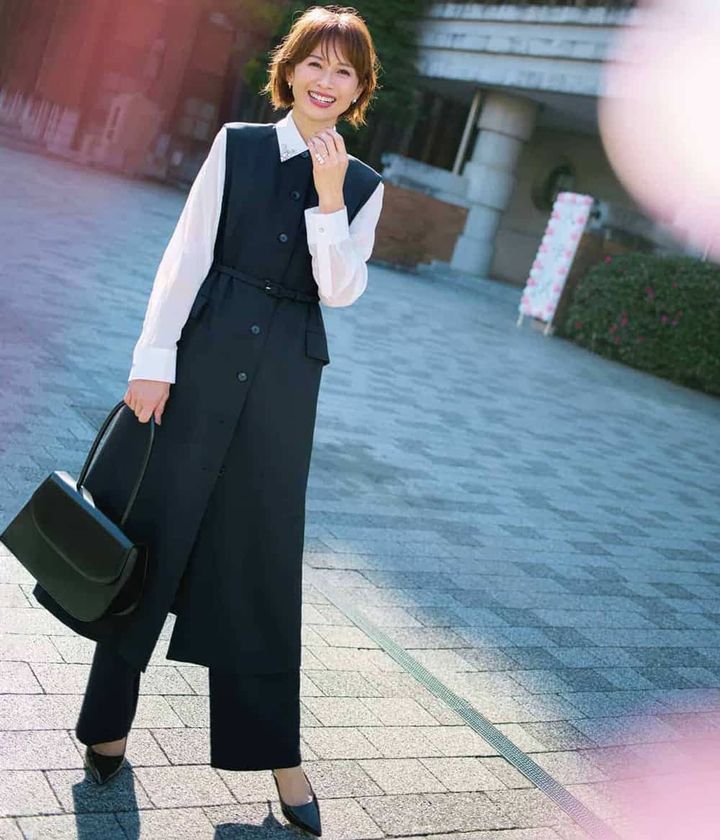 畑野ひろ子 入学式コーデ 白シャツ ロングジレ パンツ ネイビーコーデ