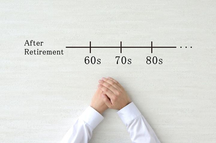 定年後の生活を考えている人のイメージ写真