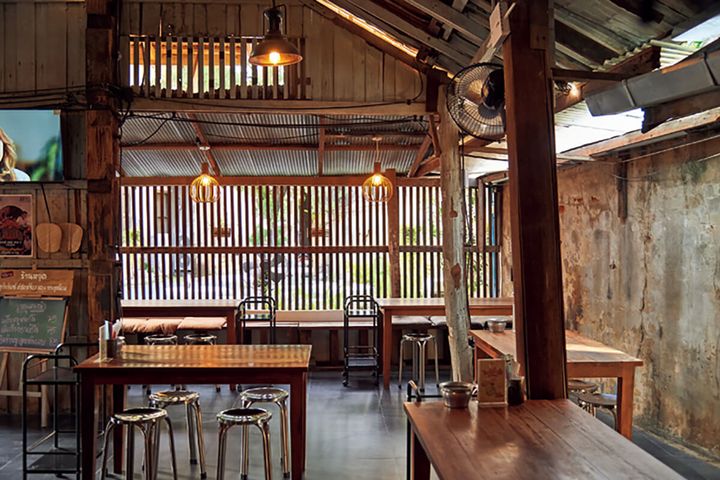 バンコク〈ウィティラープ・チャルンムアン〉店内