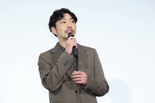 【写真を見る】仇討ち事件の真相を追う加瀬総一郎役の柄本佑。役作りとして183センチの高身長を目立たないようにしたそう [c]2026「木挽町のあだ討ち」製作委員会 [c]2023 永井紗耶子／新潮社