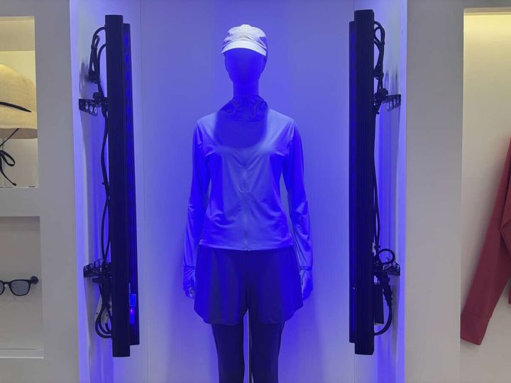 ユニクロ 展示会 紫外線 実験