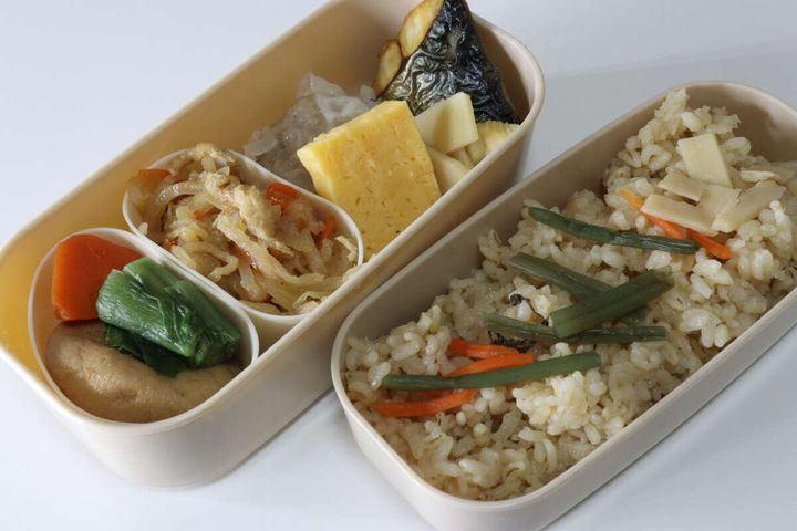 セリアの洗いやすいシリコンおかずカップ 大2個入と洗いやすいシリコンおかずカップ 小3個入の使用例