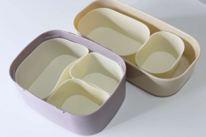 セリアの洗いやすいシリコンおかずカップ 大2個入と洗いやすいシリコンおかずカップ 小3個入をお弁当箱に詰める