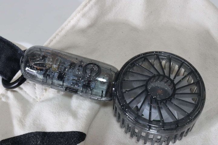 ダイソーのクリア扇風機（ライト付き、ラメ）をカバンに付ける