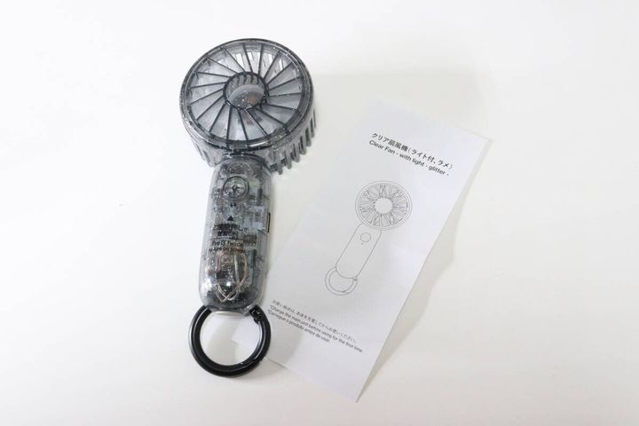 ダイソーのクリア扇風機（ライト付き、ラメ）のビジュアル