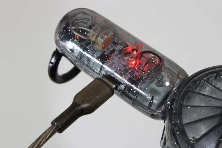 ダイソーのクリア扇風機（ライト付き、ラメ）を充電