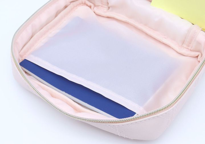 宝島社ムック付録のMaison de FLEUR×HELLO KITTY いちご宝物ケースBOOK PINK5