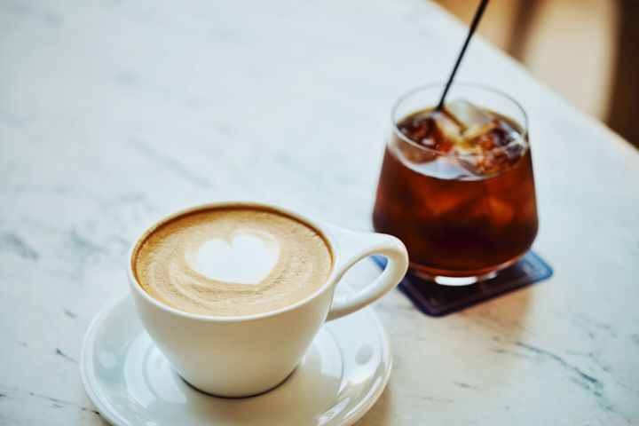 ラテアートのカフェラテとアイスティー