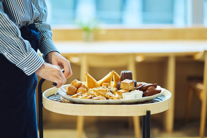ワゴンでサーブされる焼き菓子