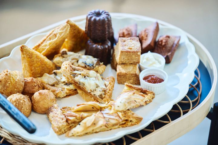 焼き菓子やパイ、カヌレなどが盛り合わせられたプレート