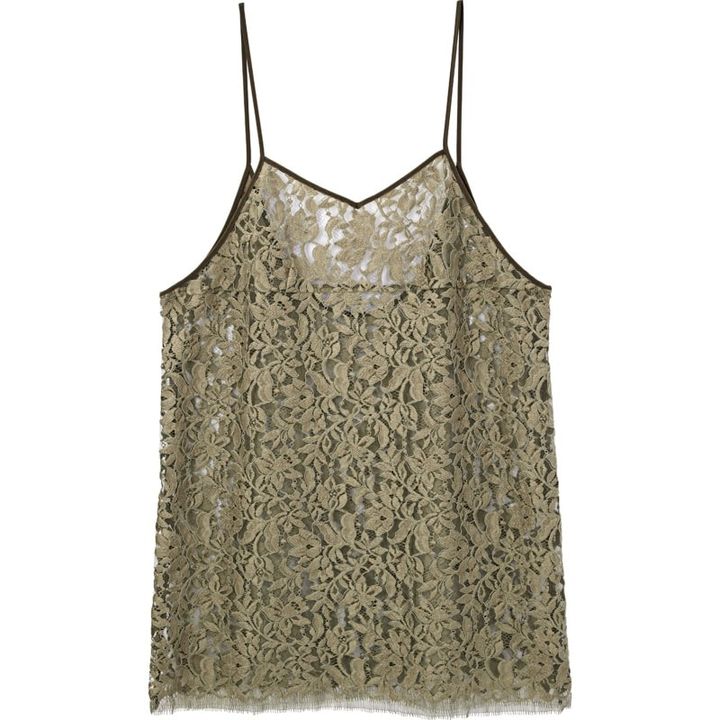 透け感が着こなしに奥行きをもたらし、レイヤードコーデが瞬時にサマになる。キャミ￥26, 400（フォーエーエム）