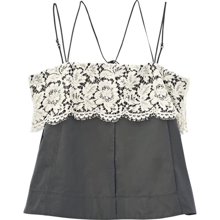 華奢なデザインストラップや部分レースでリュクスに装える。キャミ￥64,900（エブール／リトルリーグ インク）