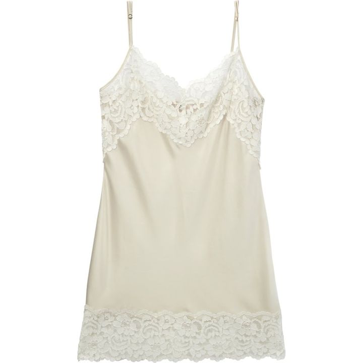 センシュアルなレースキャミで洗練された甘さを引き出して。キャミドレス￥35,200（Uhr）